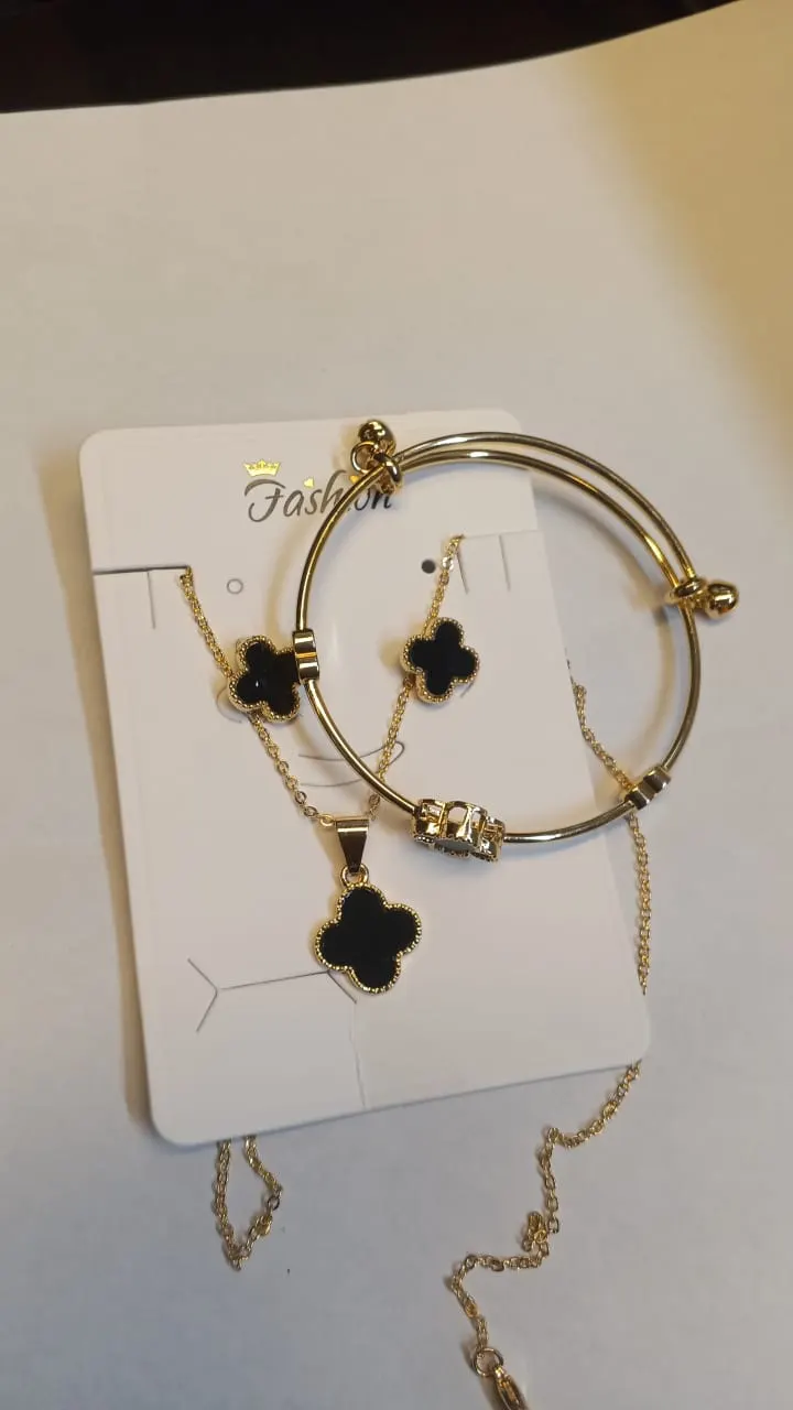 Black Clover Jewellery Set